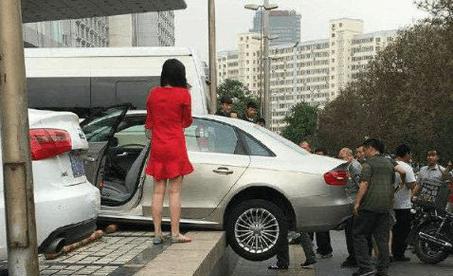 美女司机出装攻略（展现魅力与自信的行车时尚装扮）-第1张图片-游技攻略库